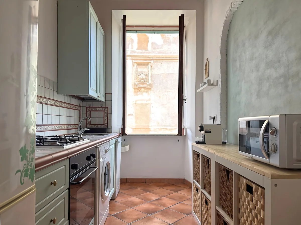 Vista dalla cucina su un edificio storico di Testaccio