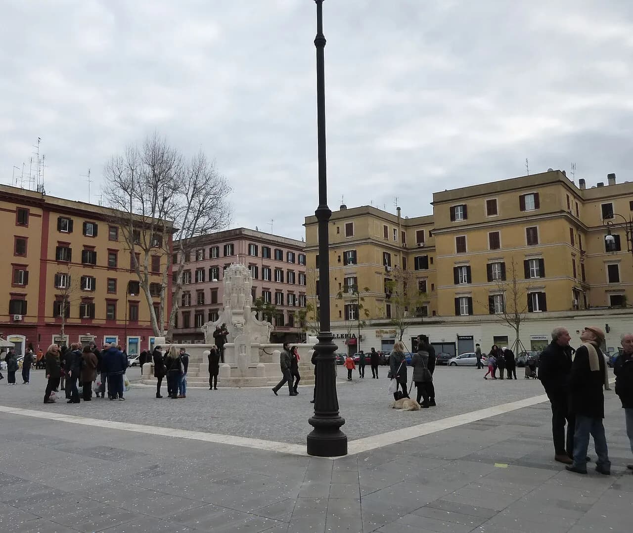 Piazza Testaccio con la Fontana delle Anfore e gli edifici del rione