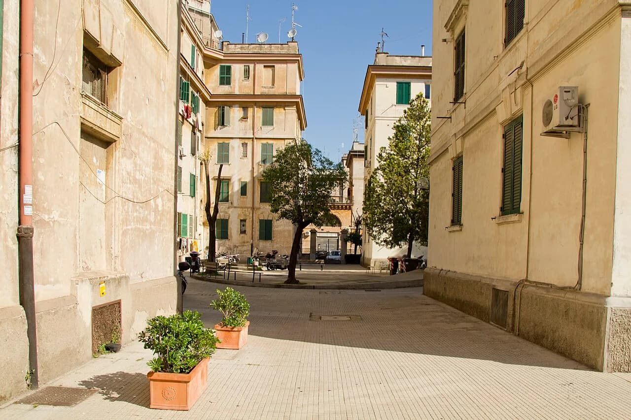 Una strada pedonale tranquilla tra gli edifici di Via Aldo Manuzio a Testaccio