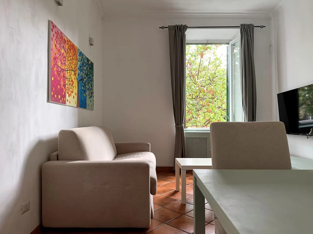 Divano letto del soggiorno accanto alla finestra